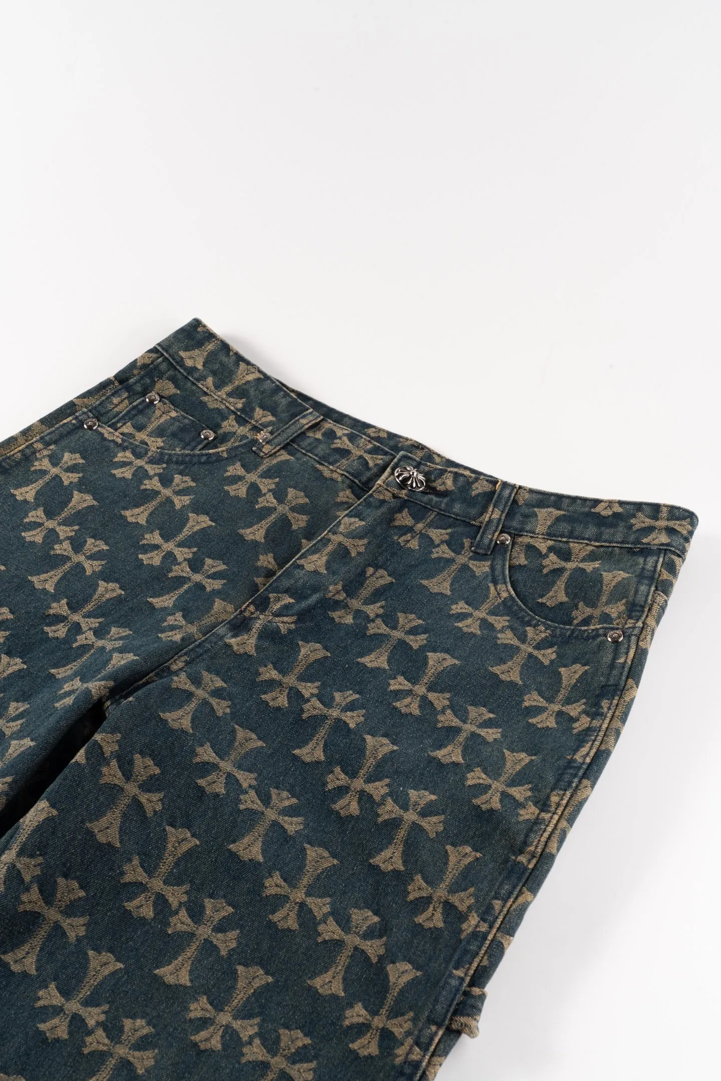 P220 Chrome Hearts｜Chrome Hearts CH all-over printed jacquard bootcut jeans - 2024 autumn new product, the same style as the Internet celebrity star's cross-printed jeans, with unique cross design elements and all-over printing, full of design sense. It is made of 100% denim cotton fabric with heavy coarse yarn count, which ensures a stiff and tough silhouette while being soft, comfortable and breathable. The lapel is designed with silver buttons and is full of texture.  The classic dark yellow cross logo is all over the pants. They are generous and full of personality without being exaggerated. They are perfect for spring and summer!    Custom hardware! Same style for couples!  Three standards are complete, the same style for men and women, non-market ordinary version, feel free to compare and the quality is absolutely guaranteed. Style number: 1652# Color: blue Size: S-XXL (28-36)